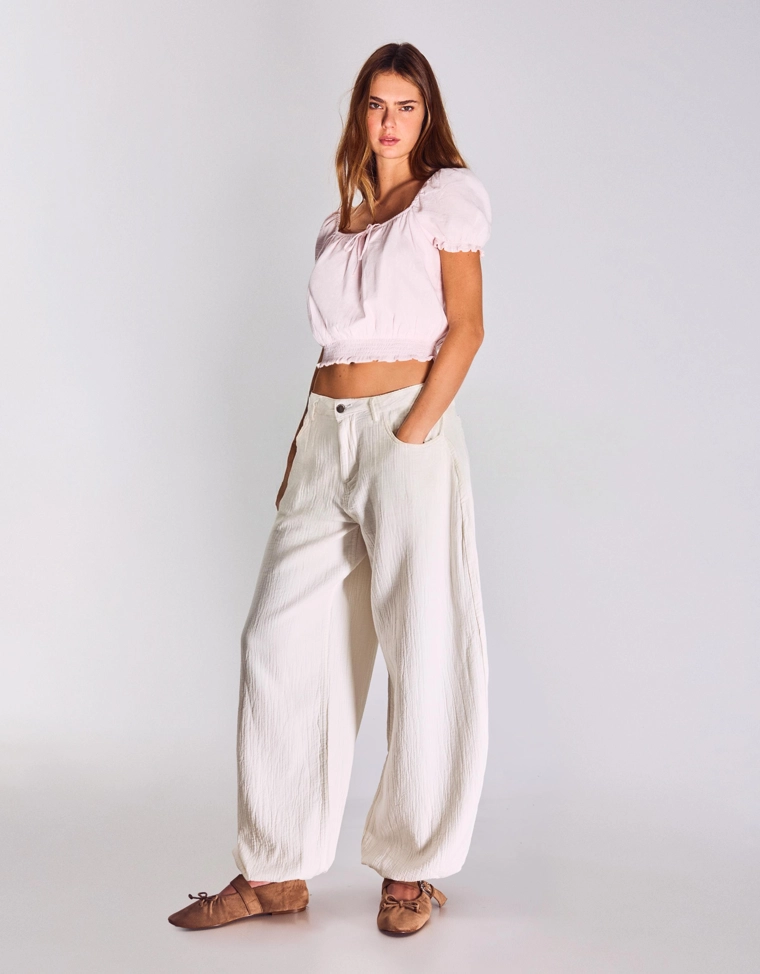 Джинсы-бананы с широкими штанинами и низкой посадкой