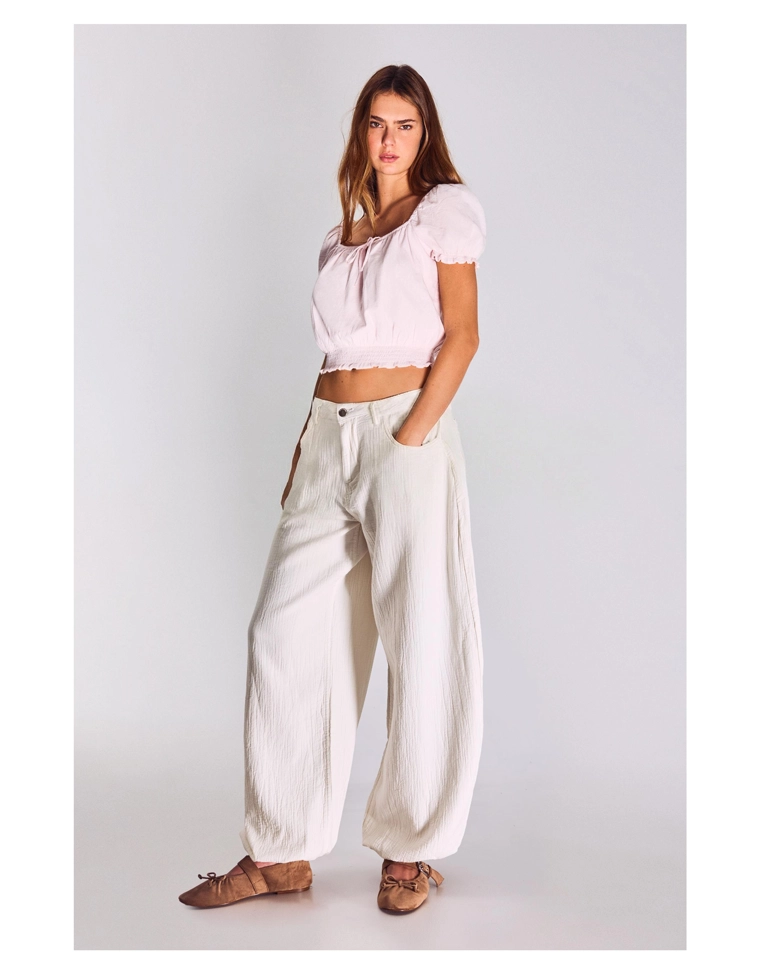 Джинсы-бананы с широкими штанинами и низкой посадкой