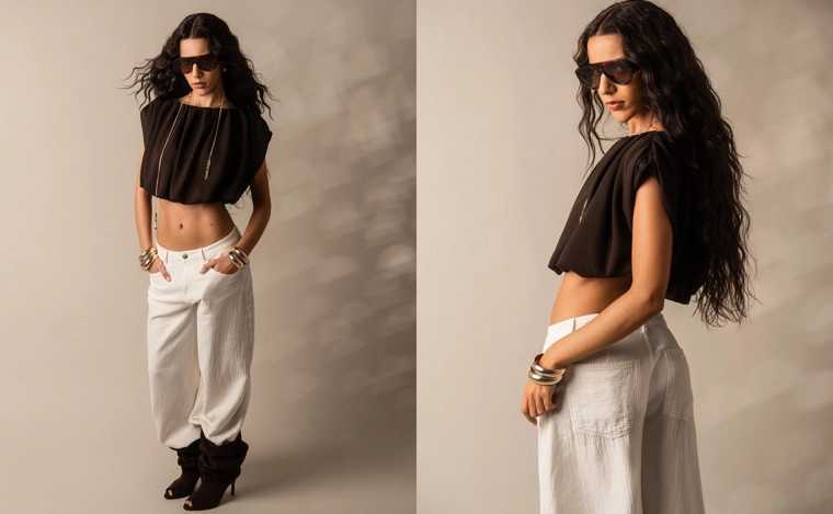 Джинсы-бананы с широкими штанинами и низкой посадкой