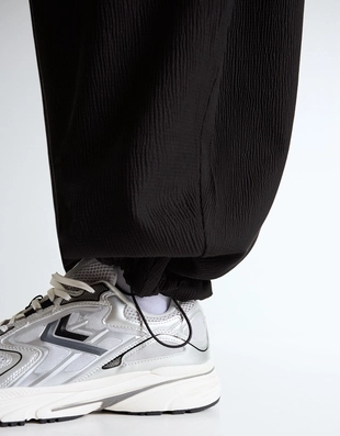 Плиссированные полуджоггеры объемного кроя- Заказать в России