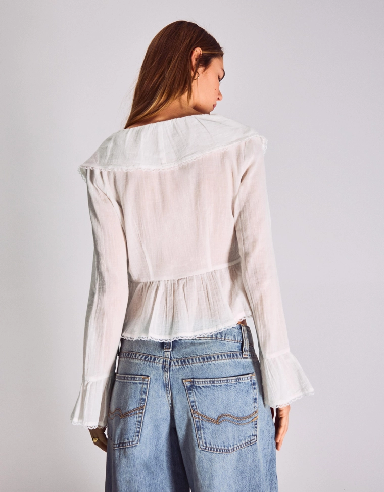 Блуза в стиле рустик с длинными рукавами и воланами
