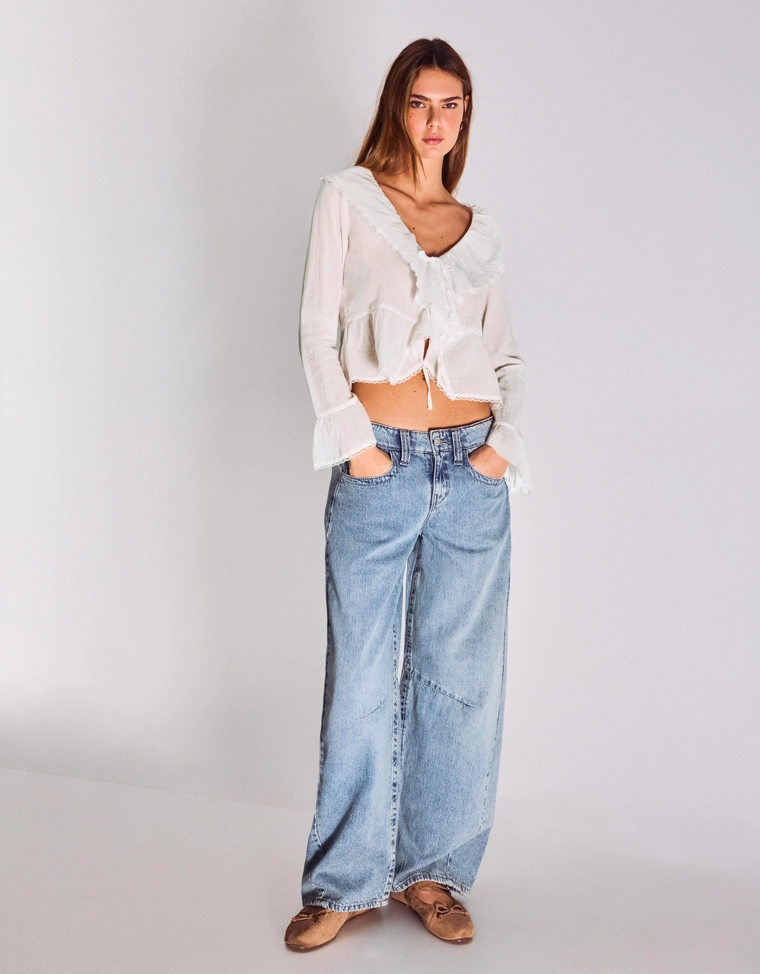 Блуза в стиле рустик с длинными рукавами и воланами