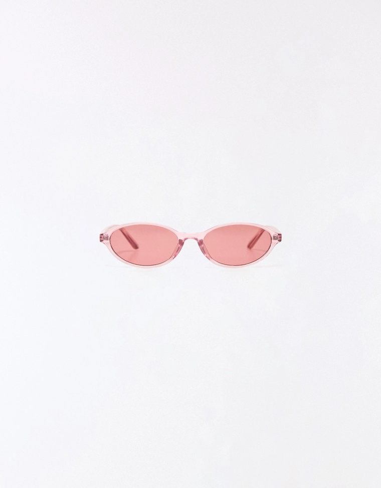 Солнцезащитные очки в овальной пластиковой оправе