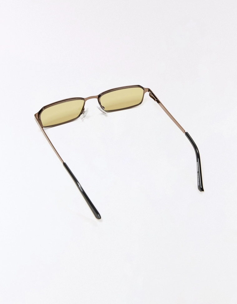 Солнцезащитные очки в прямоугольной оправе