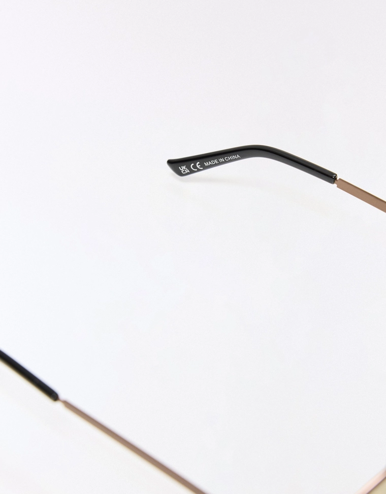 Солнцезащитные очки в прямоугольной оправе