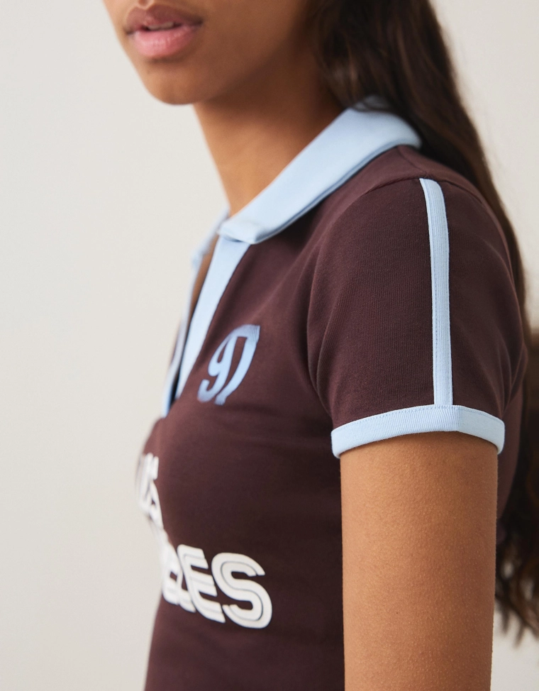 Футболка с воротником-поло и принтом