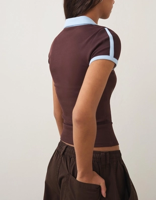 Футболка с воротником-поло и принтом- Заказать в России