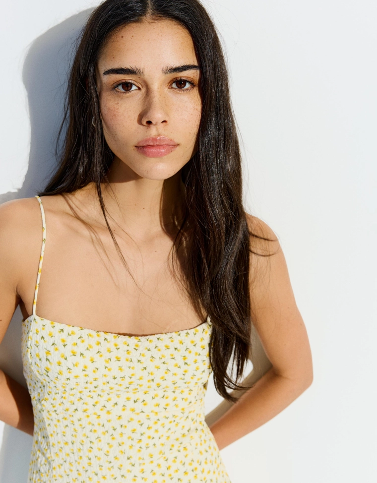 Мини-платье на бретелях с цветочным принтом