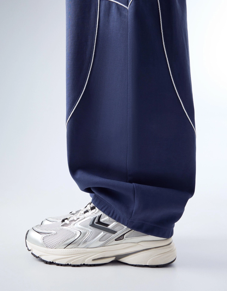 Кроссовки с контрастными вставками