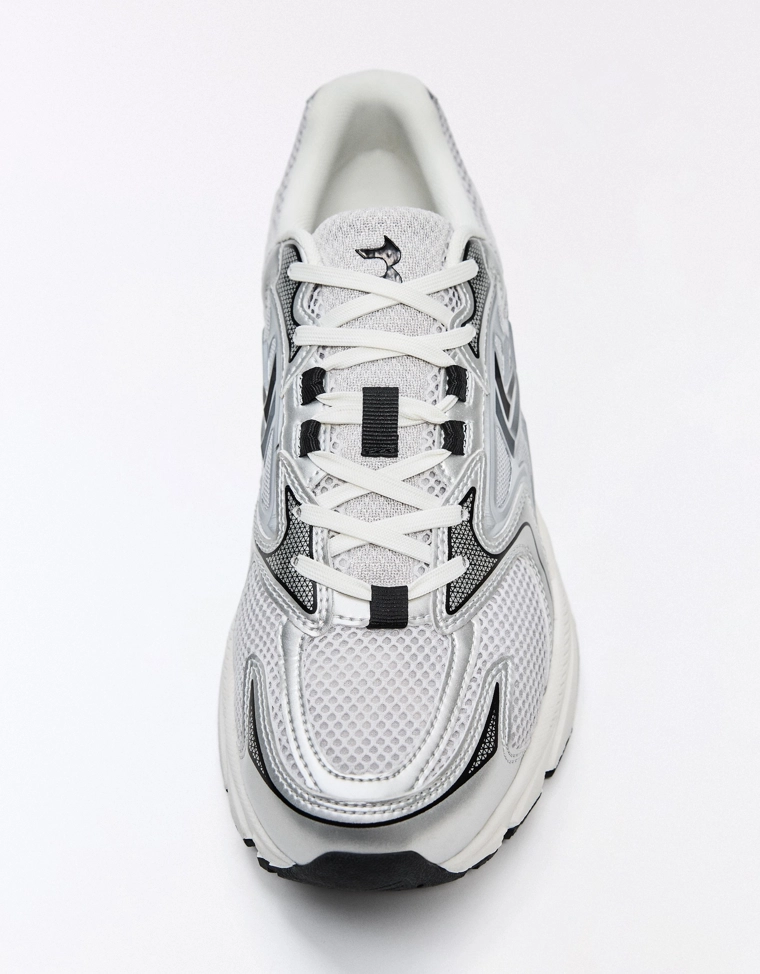 Кроссовки с контрастными вставками