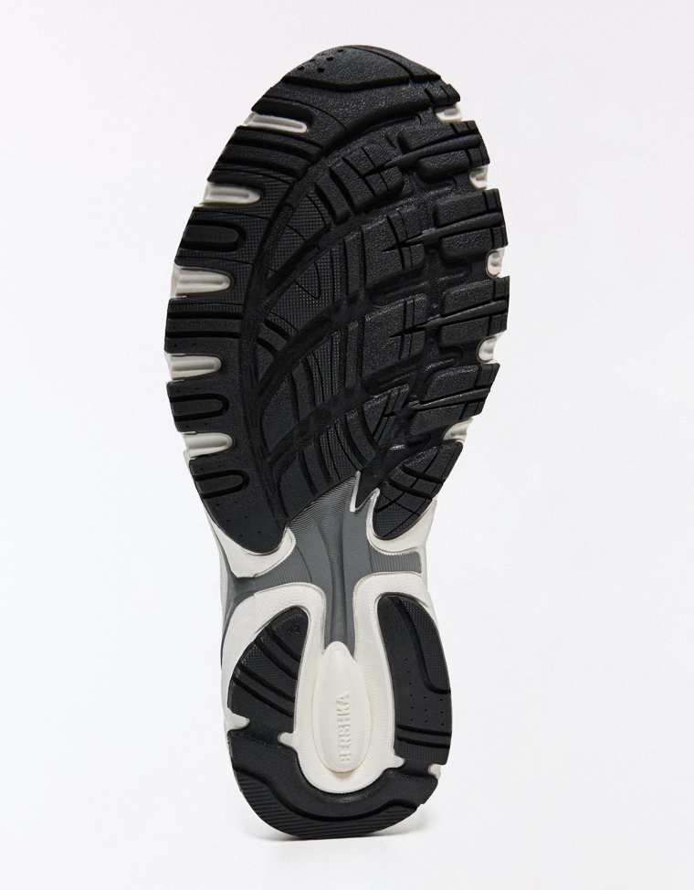 Кроссовки с контрастными вставками