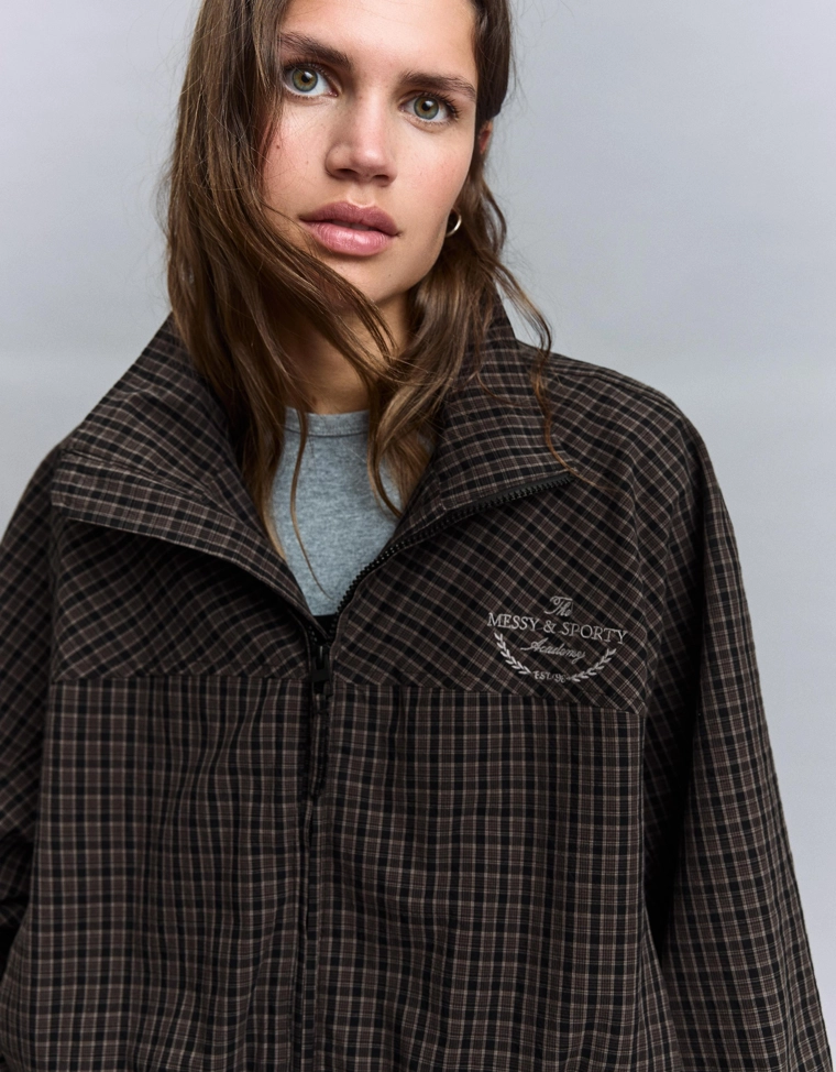 Куртка в клетку с принтом