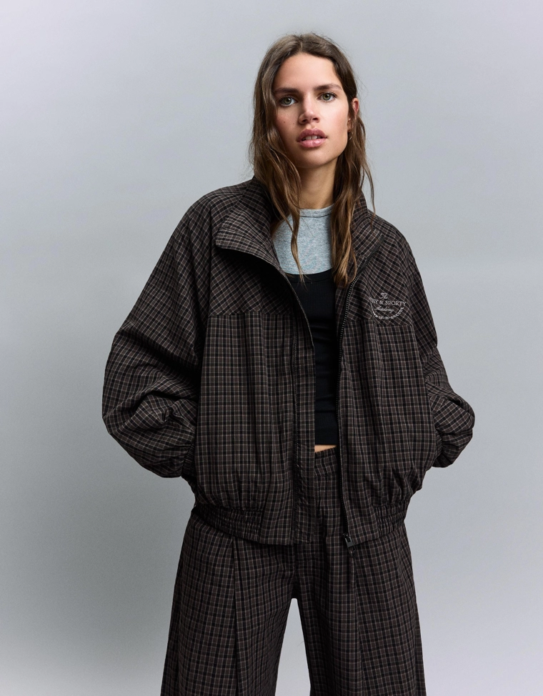 Куртка в клетку с принтом