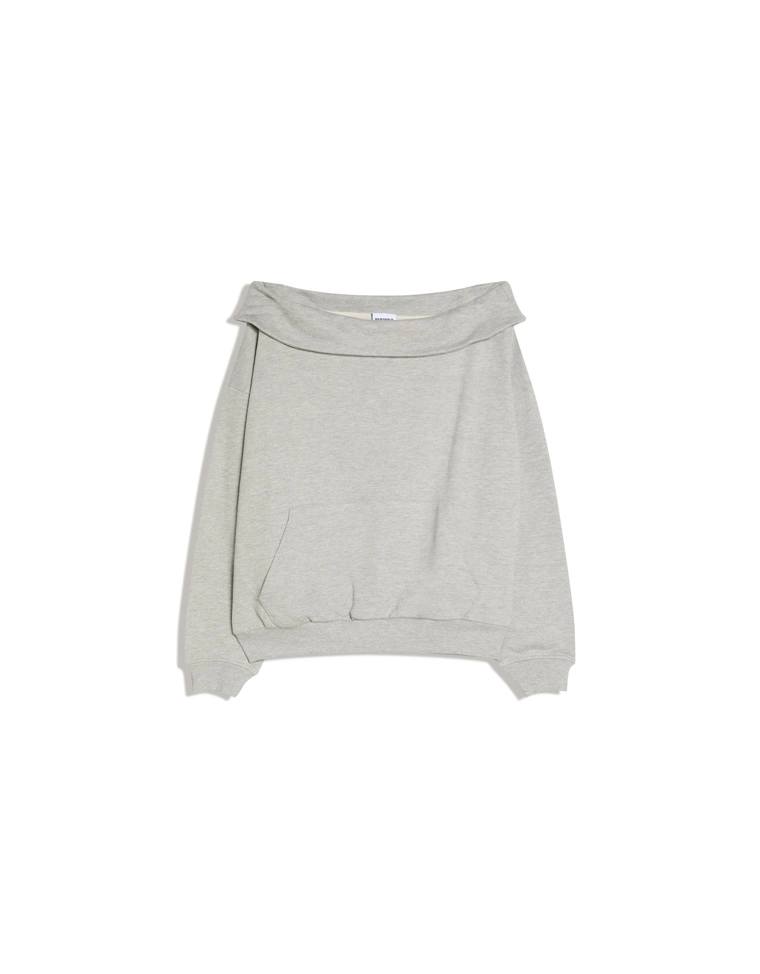 Свитер с открытыми плечами и длинными рукавами