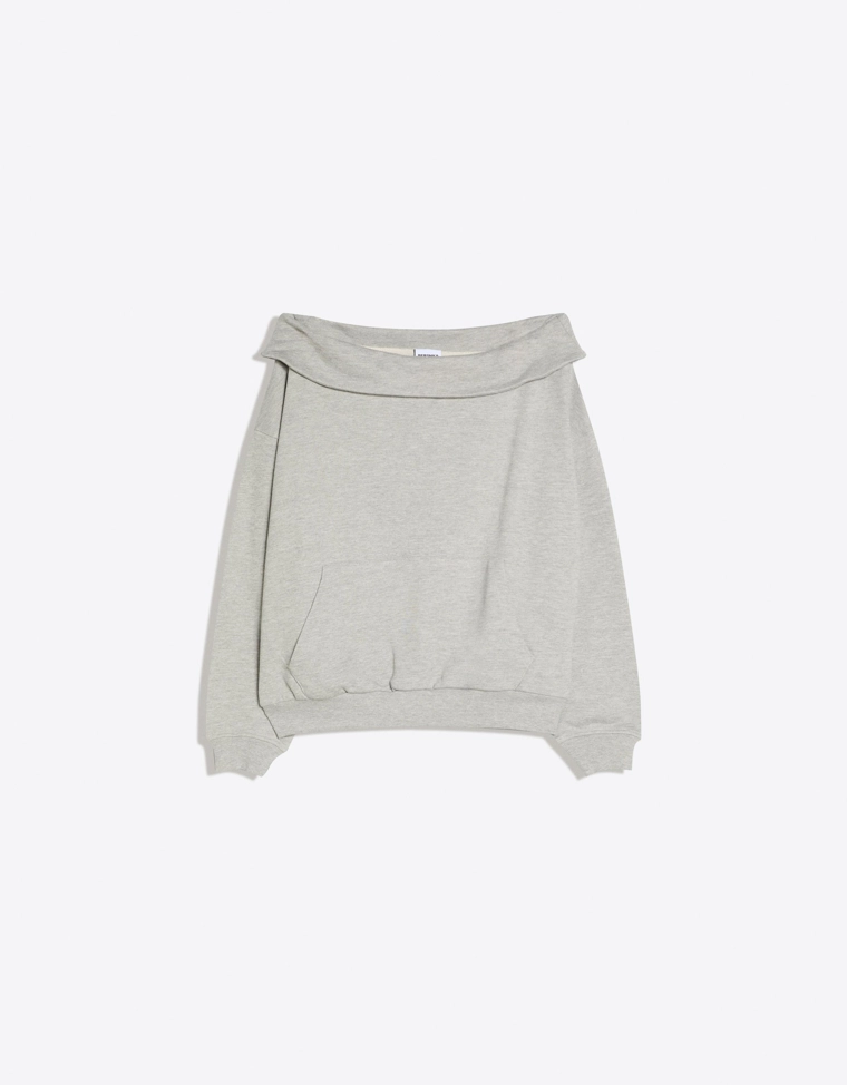 Свитер с открытыми плечами и длинными рукавами