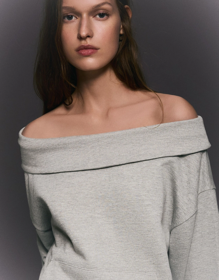 Свитер с открытыми плечами и длинными рукавами