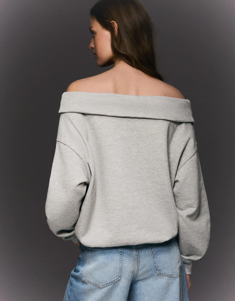 Свитер с открытыми плечами и длинными рукавами