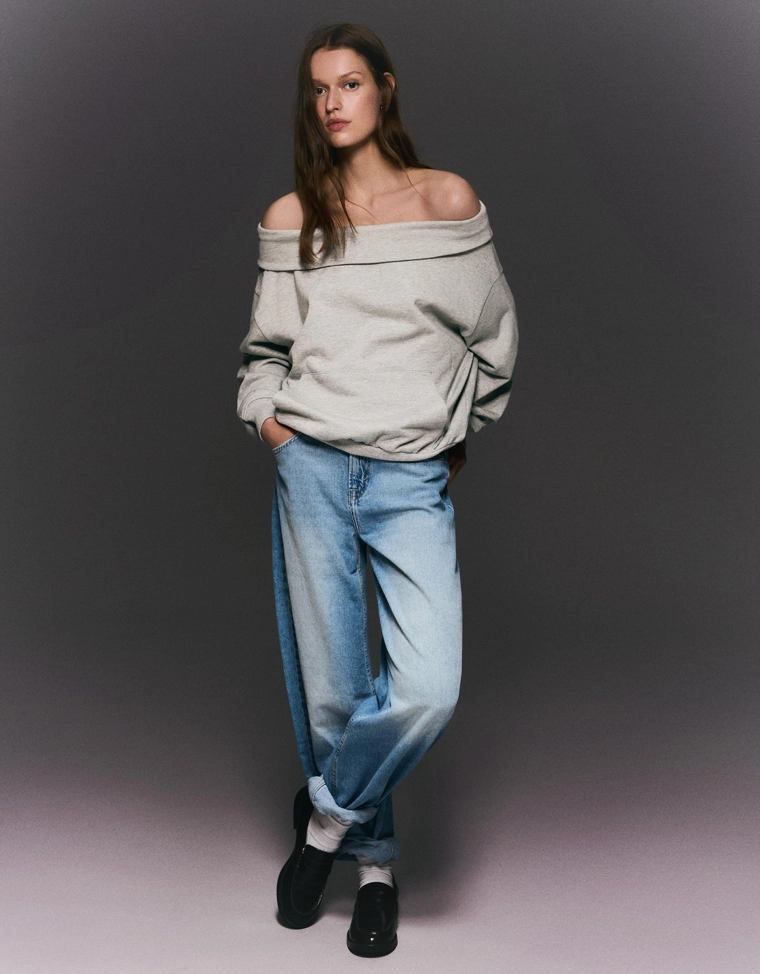 Свитер с открытыми плечами и длинными рукавами