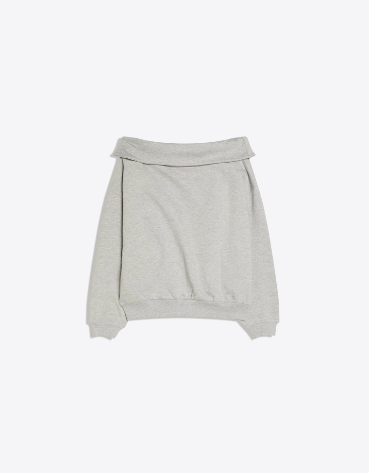 Свитер с открытыми плечами и длинными рукавами