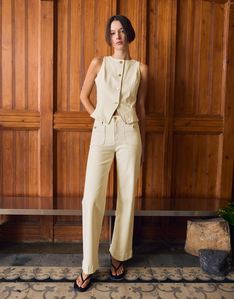 Джинсовый жилет с деталями из страз и пуговицами