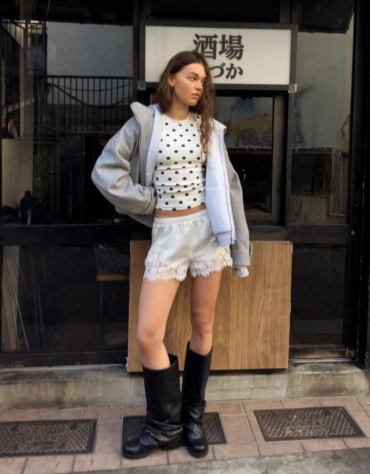 Атласные шорты с кружевом