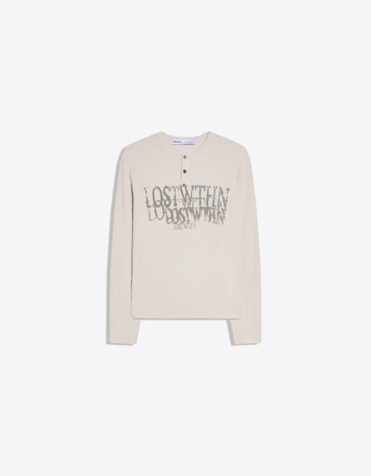 Свитер с воротником на пуговицах и принтом