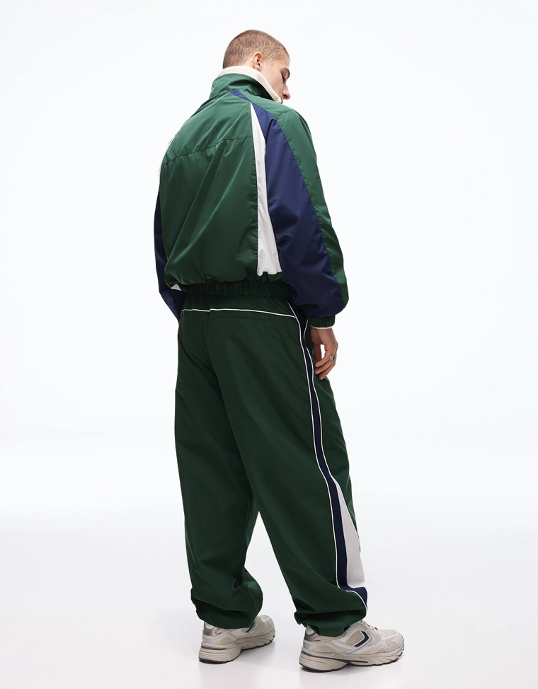 Высокотехнологичные объемные брюки в спортивном стиле