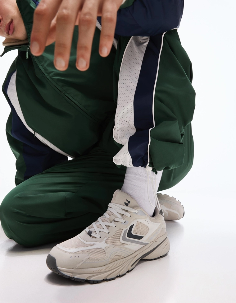 Высокотехнологичные объемные брюки в спортивном стиле