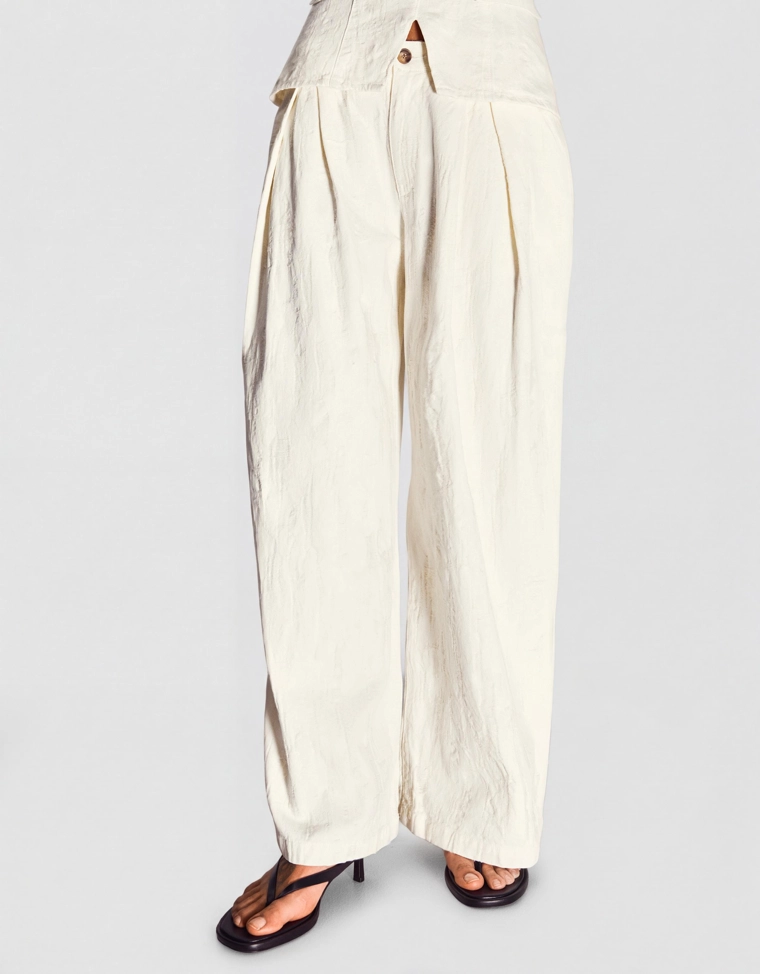 Джинсы свободного кроя с защипами и низкой посадкой