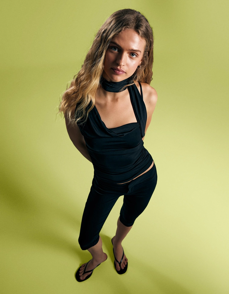 Топ асимметричного кроя с эффектом платка