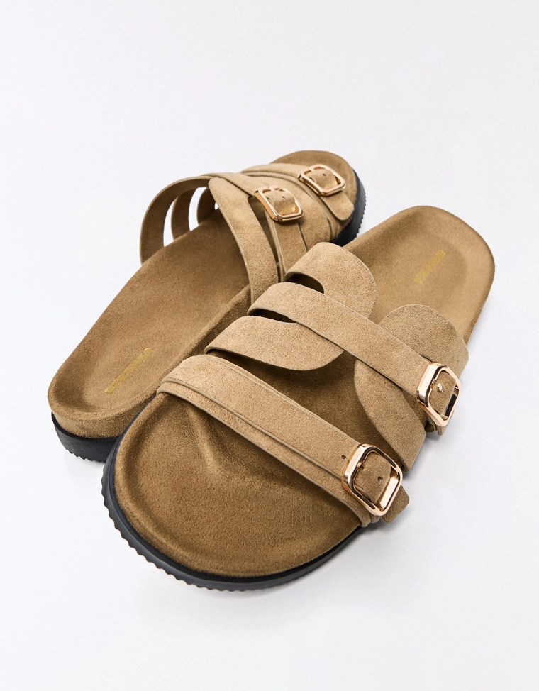 Сандалии с плоской подошвой и деталью пряжки