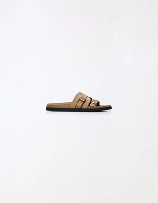 Сандалии с плоской подошвой и деталью пряжки- Заказать в России