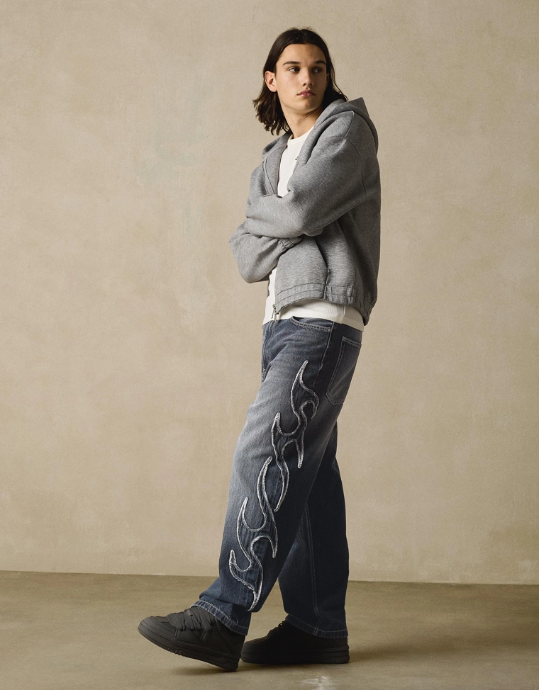 Джинсы свободного кроя с нашивками