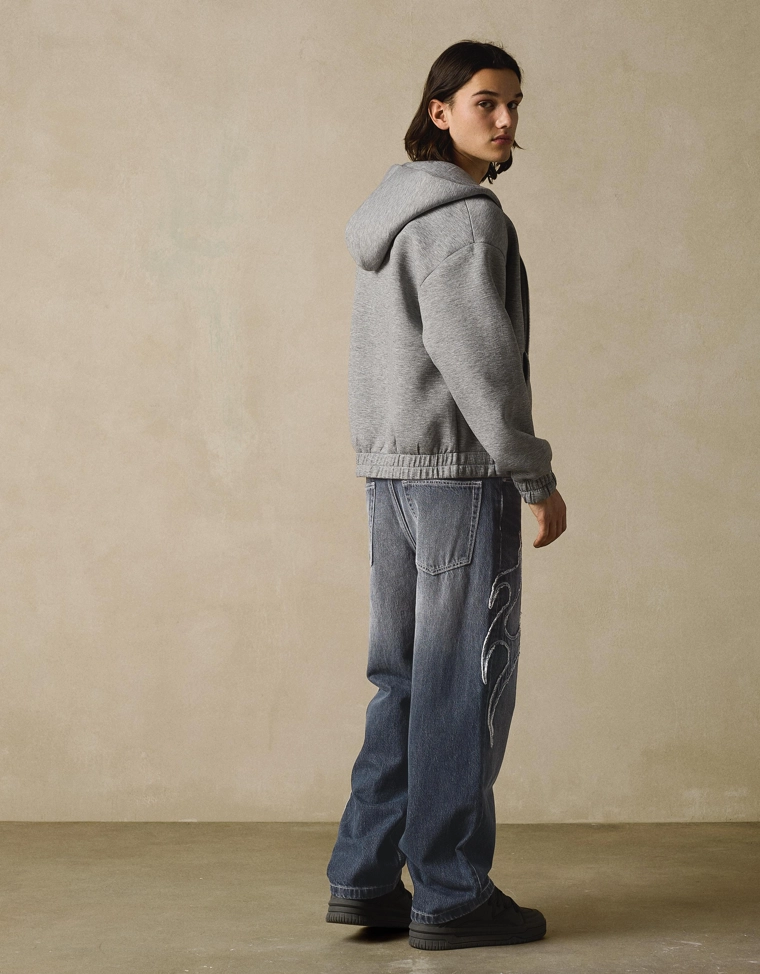 Джинсы свободного кроя с нашивками