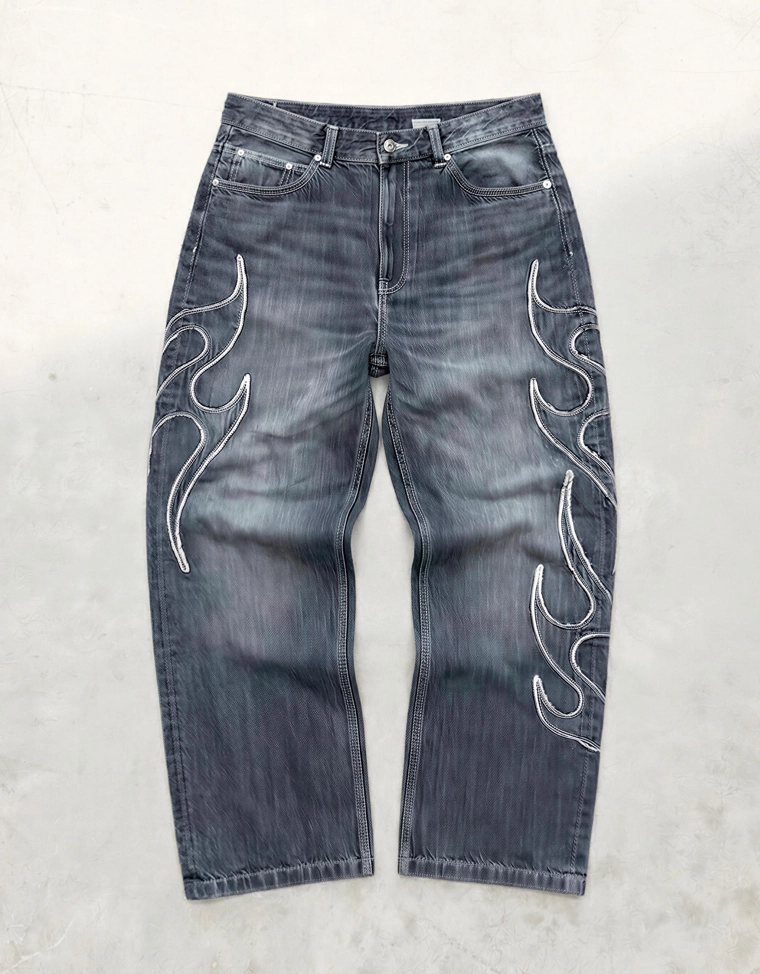 Джинсы свободного кроя с нашивками