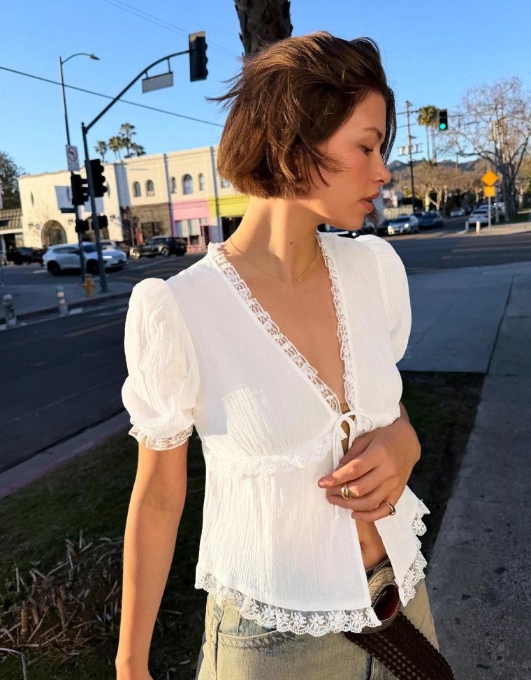 Блуза с короткими рукавами и завязками