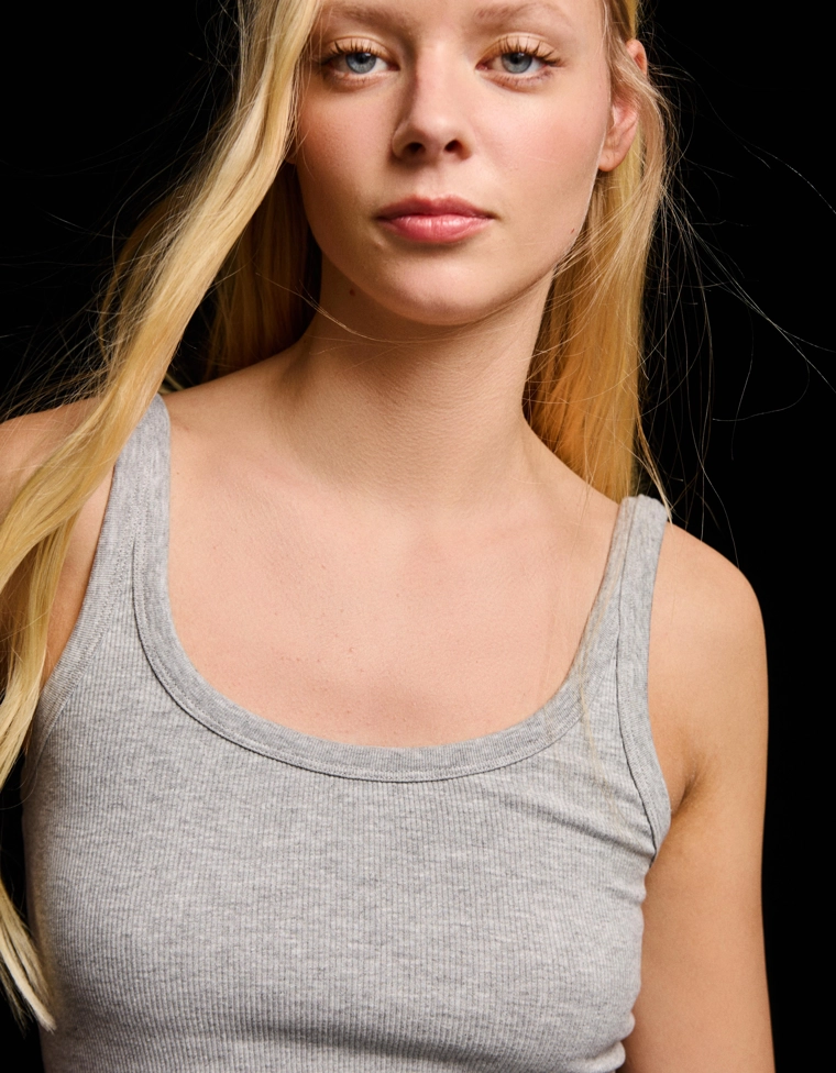 Топ на бретелях в рубчик