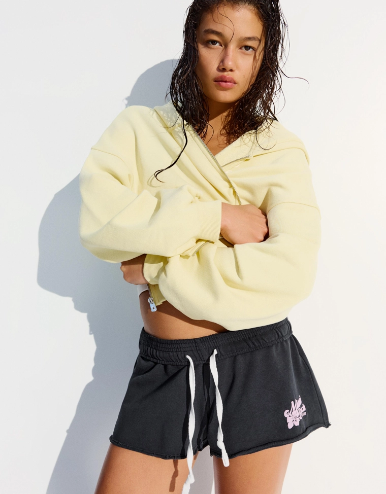 Шорты из мягкой ткани с вышивкой