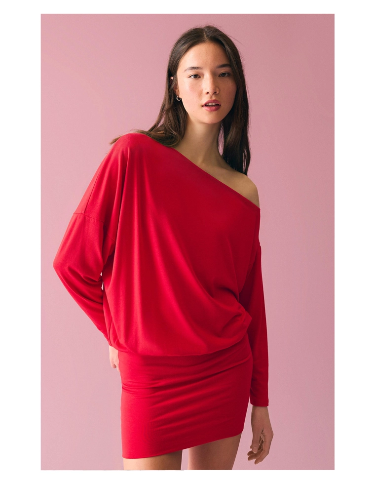 Платье мини с длинными рукавами и облегающей юбкой