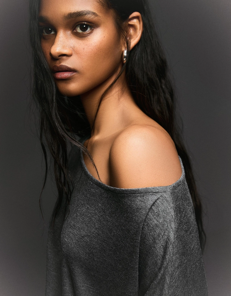 Платье мини с длинными рукавами и облегающей юбкой