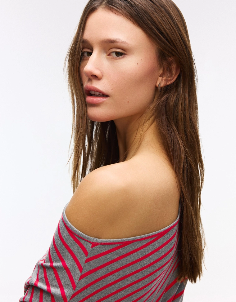 Футболка асимметричного кроя с короткими рукавами