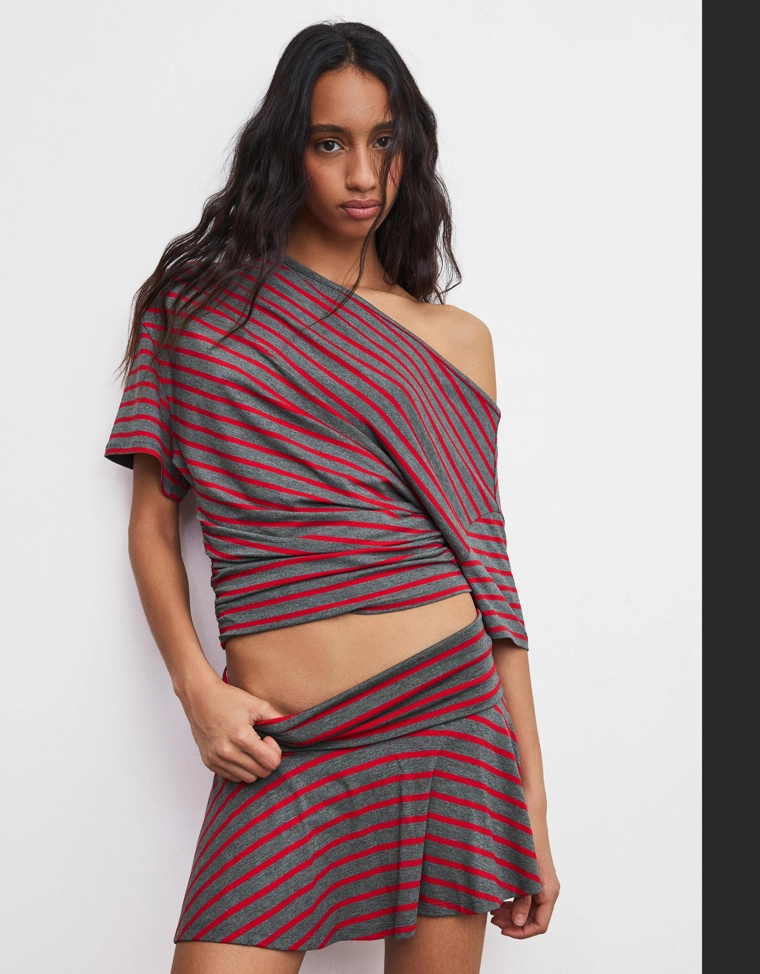 Футболка асимметричного кроя с короткими рукавами