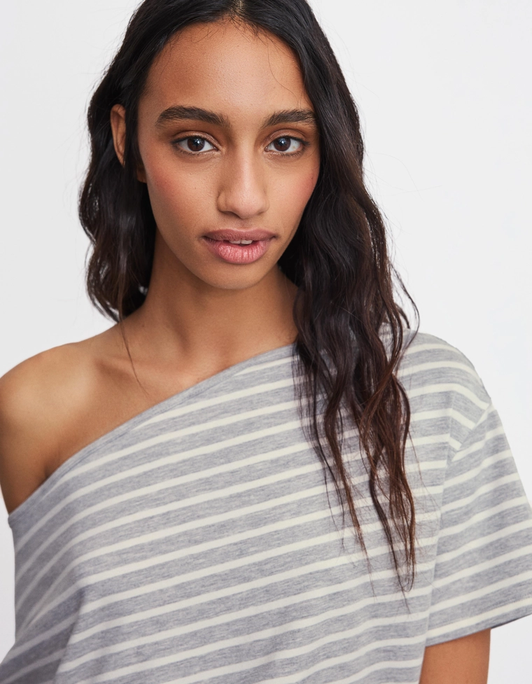 Футболка асимметричного кроя с короткими рукавами