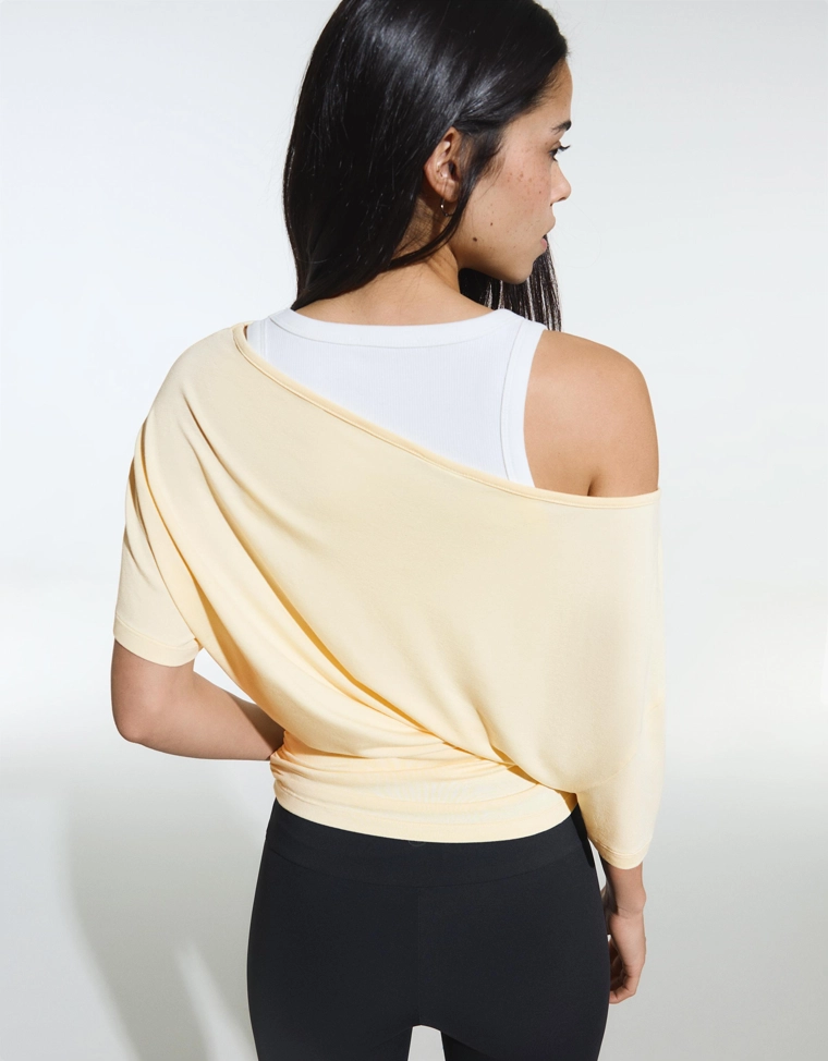 Футболка асимметричного кроя с короткими рукавами