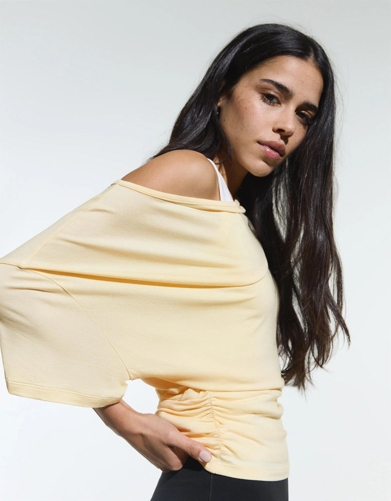 Футболка асимметричного кроя с короткими рукавами