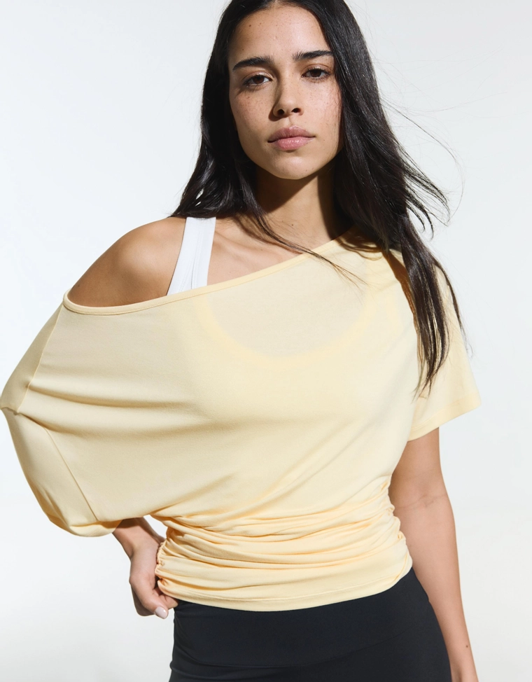 Футболка асимметричного кроя с короткими рукавами