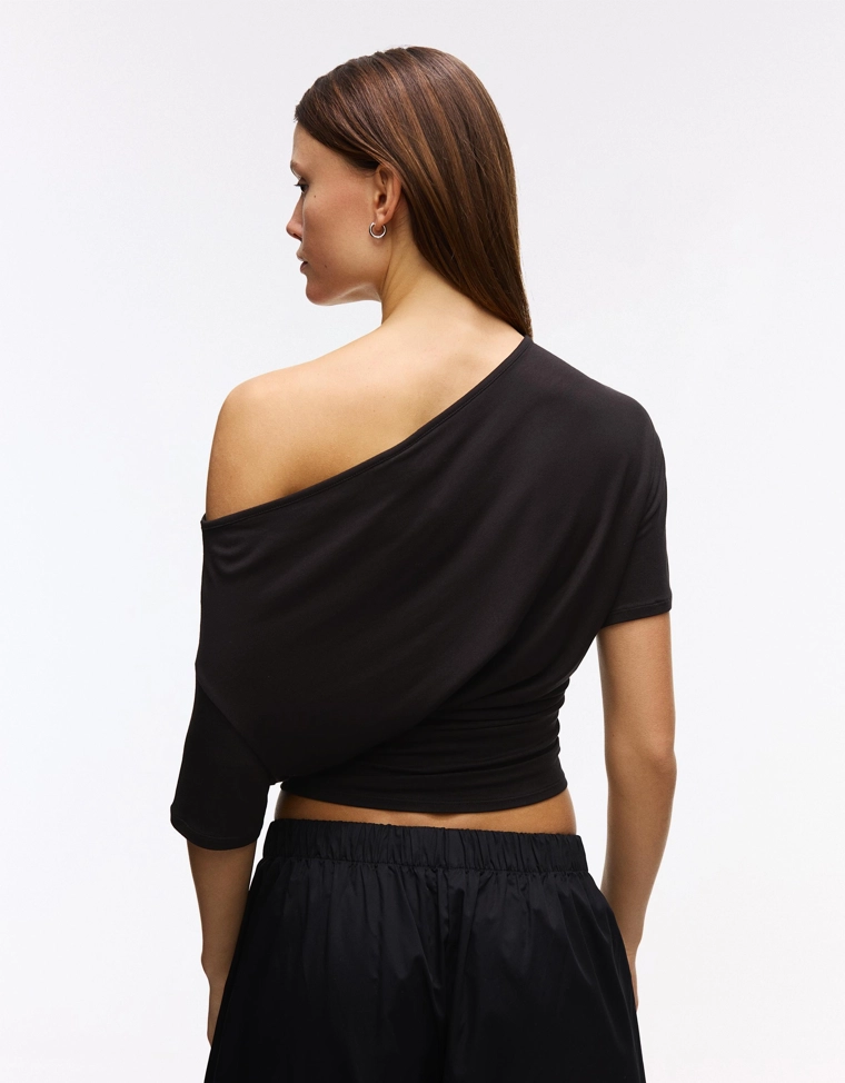 Футболка асимметричного кроя с короткими рукавами