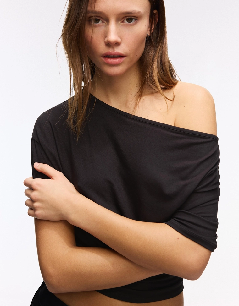 Футболка асимметричного кроя с короткими рукавами