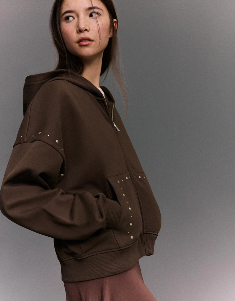 Худи на молнии с заклепками