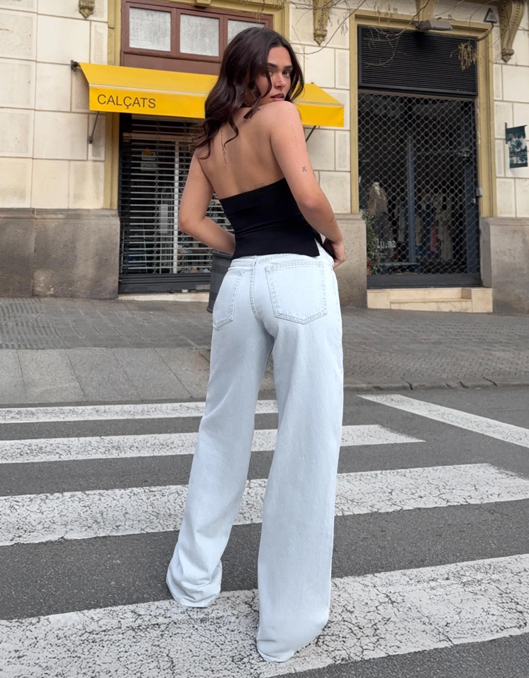 Джинсы с широкими штанинами, высокой посадкой и перекрестным поясом